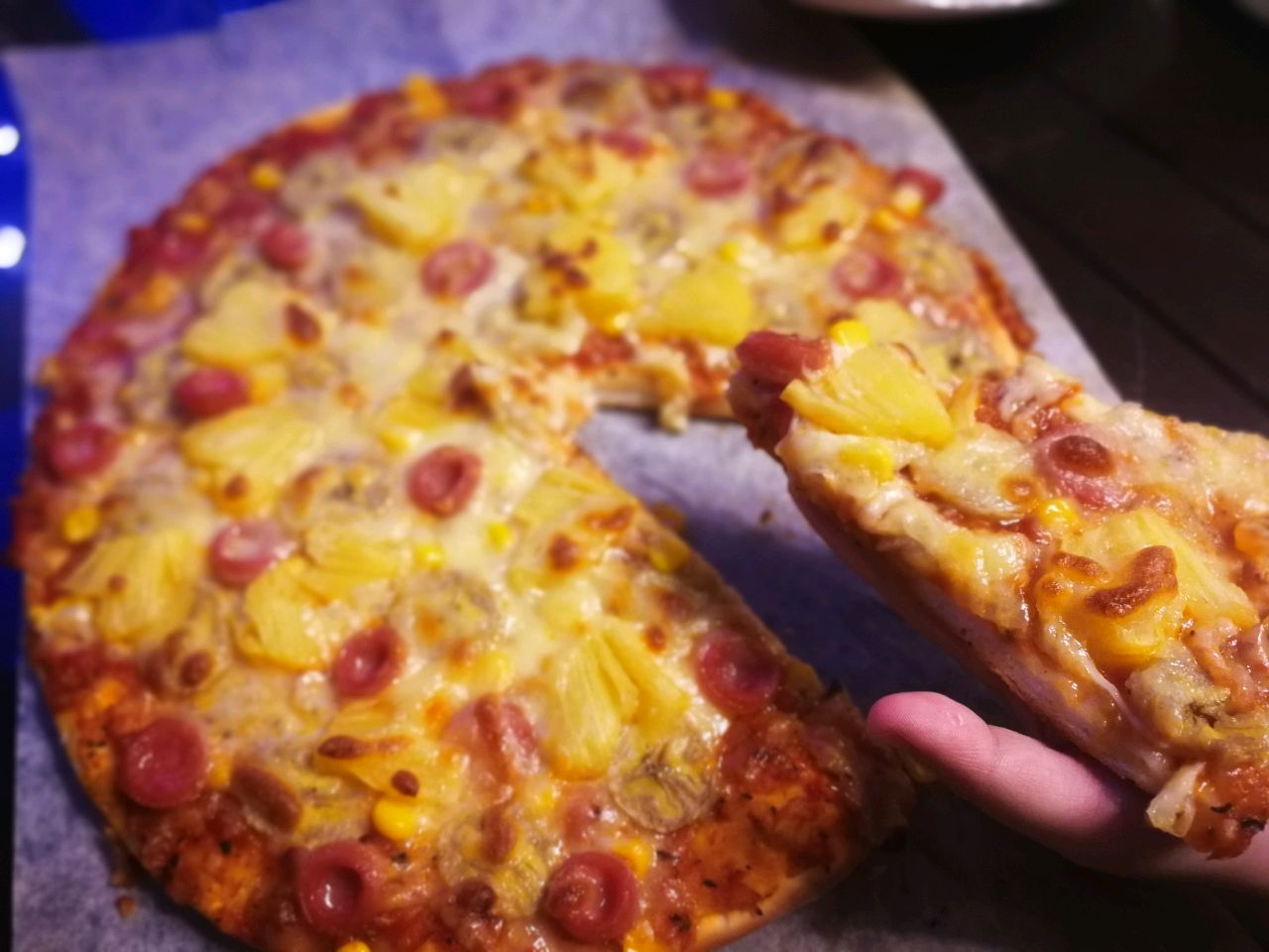 夏威夷披萨配奶酪、火腿、菠萝和培根高清摄影大图-千库网