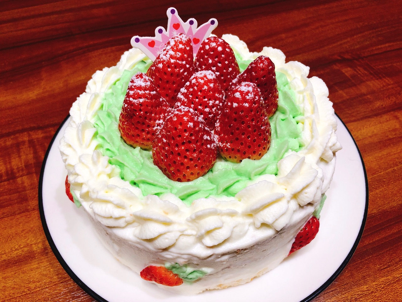 情人节奶油玫瑰草莓蛋糕摄影图高清摄影大图-千库网